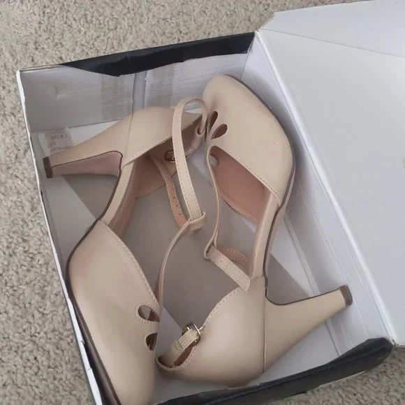 T-Strap nude shoes - Picture 5 of 6